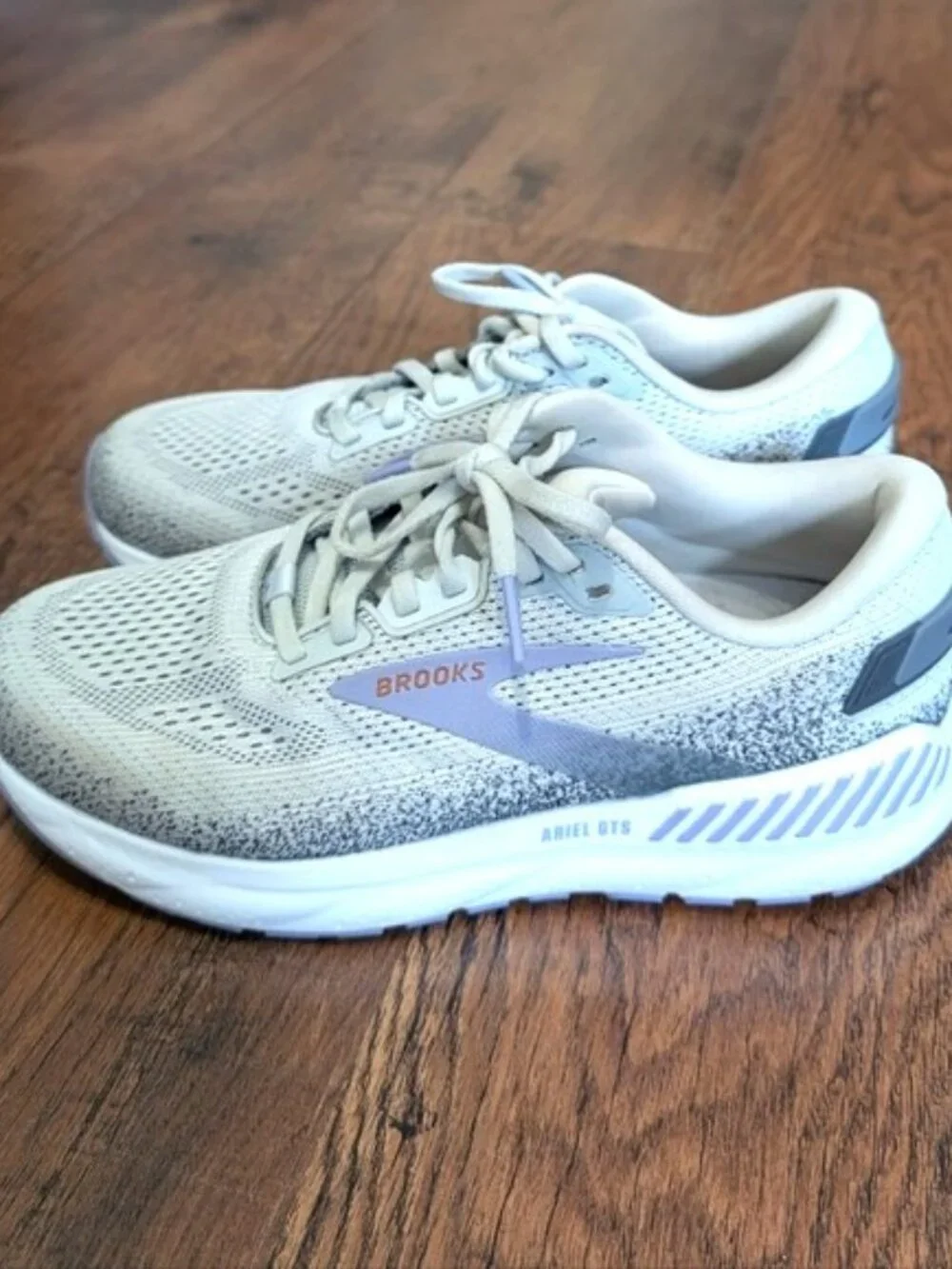 Brooks Ariel GTS 24 - Light Gray and Lilac Women's Running Shoes - 8.5B - EUC